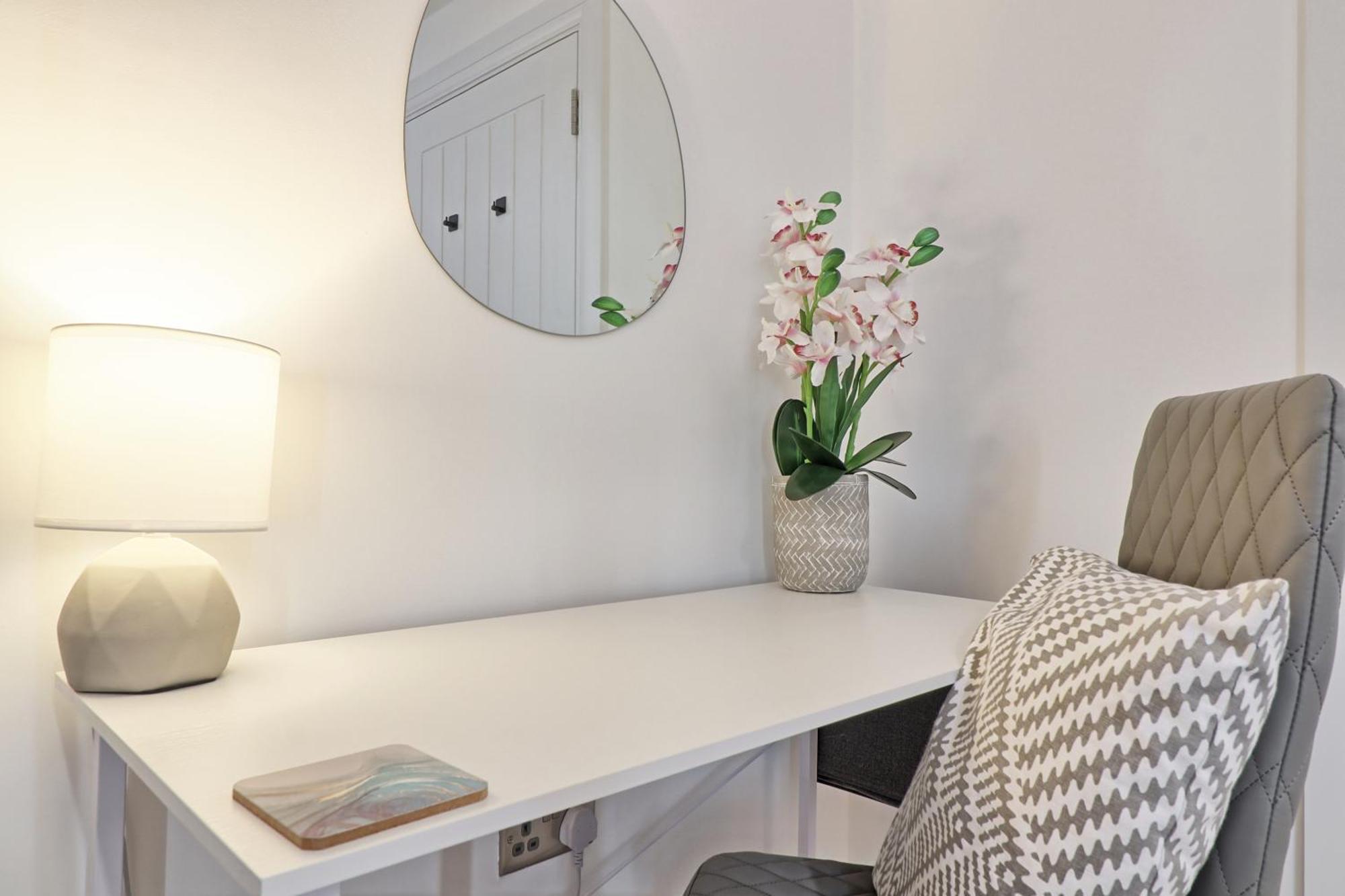 Writtle Massive 4 Bedroom Apartment With Parking In Gorgeous Countryside Location & Short Drive To Chelmsford City Centre Contractors Welcome Exteriér fotografie